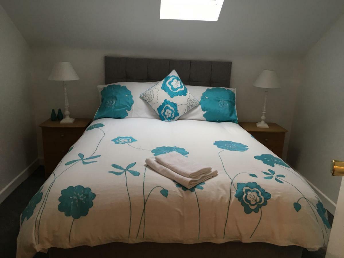 Spacious And Bright Town Centre Apartment Ballycastle Eksteriør billede