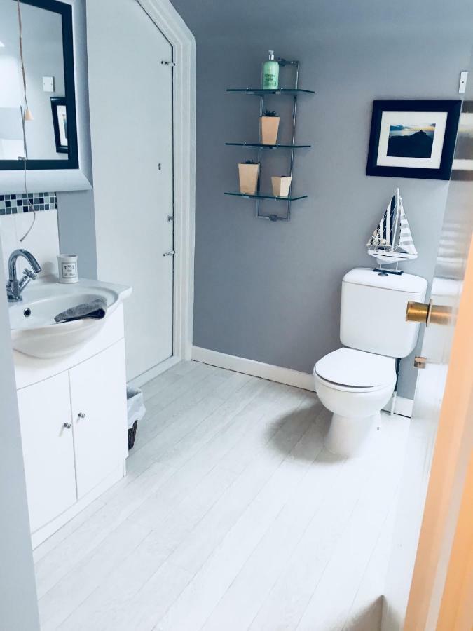 Spacious And Bright Town Centre Apartment Ballycastle Eksteriør billede